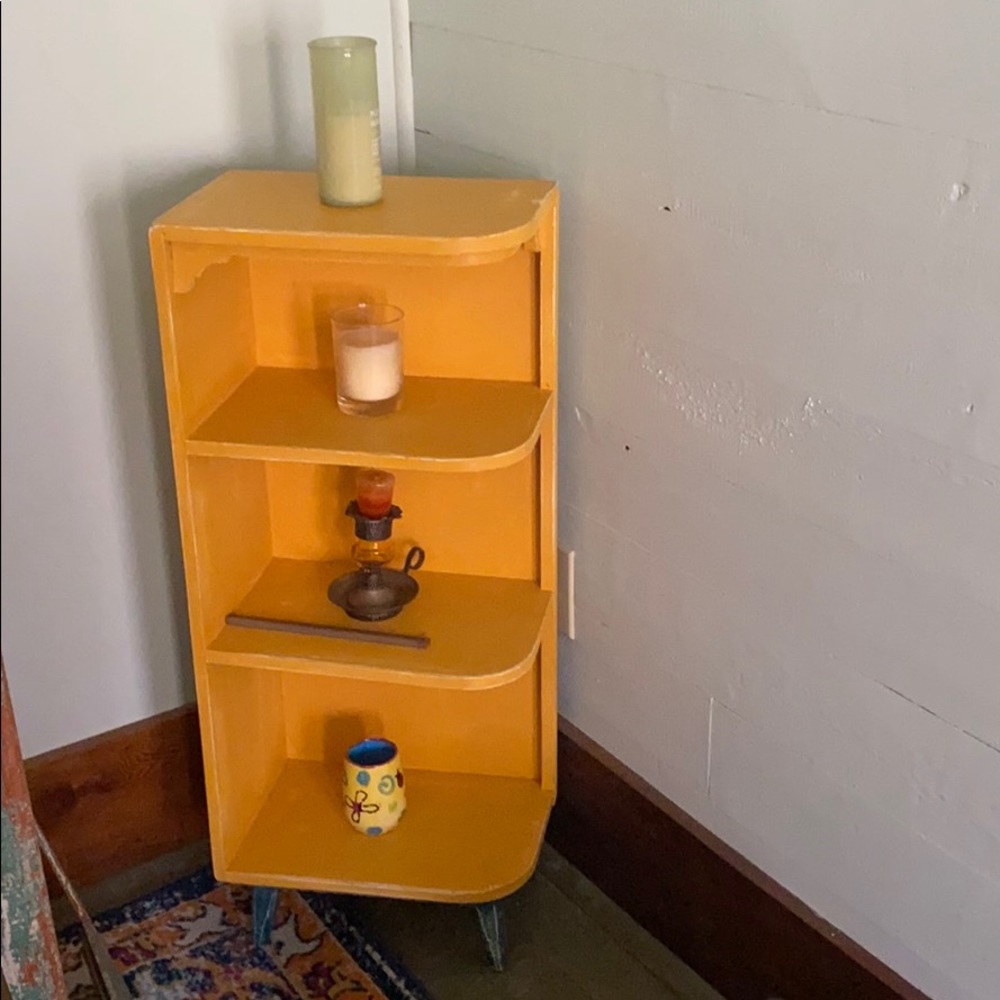 Refurbished corner shelf